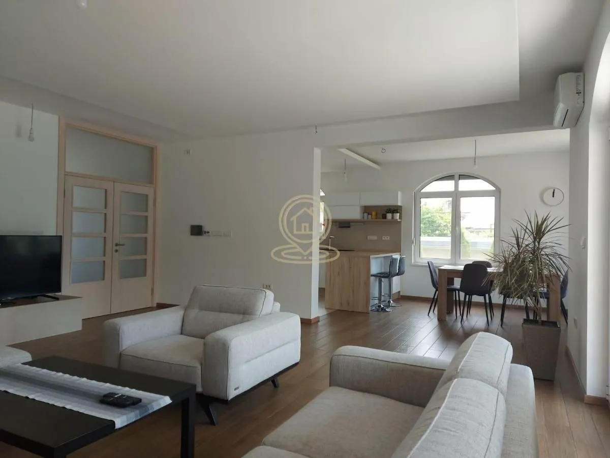 Prodaja, kuća, 380m², Centar, Inđija