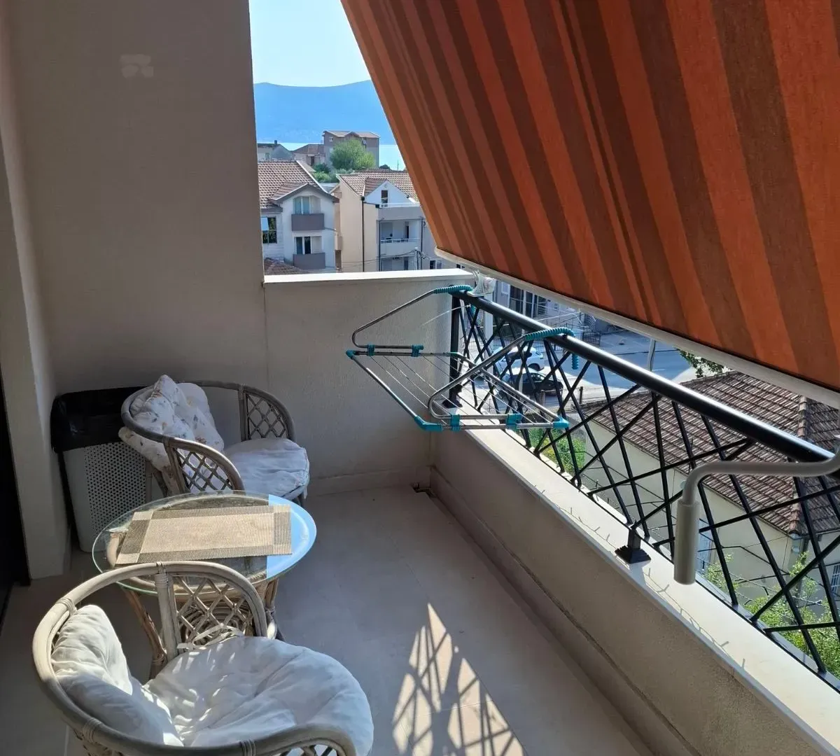 Izdavanje, dvosoban stan, 70m², Kalimanj, Tivat