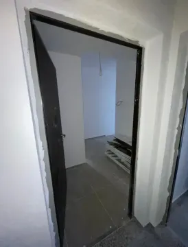 Pogled kroz otvorena vrata na nenamještenu prostoriju u toku adaptacije. - image 12