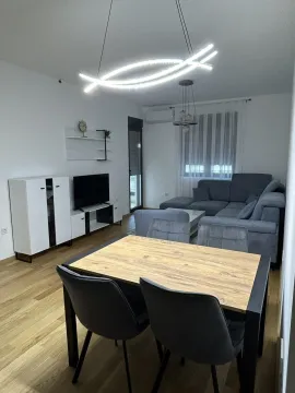 Svijetla dnevna soba sa trpezarijskim stolom i modernim namještajem. - image 4
