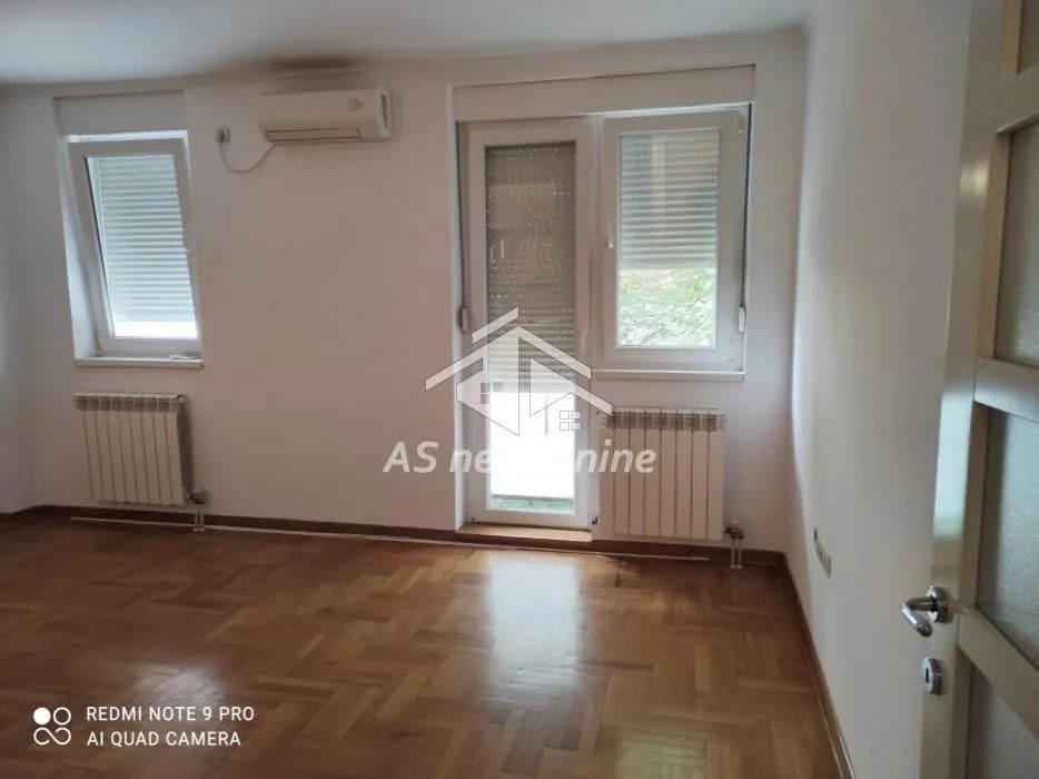 Izdavanje, trosoban stan, 94m², Lion, Zvezdara Sve Podlokacije