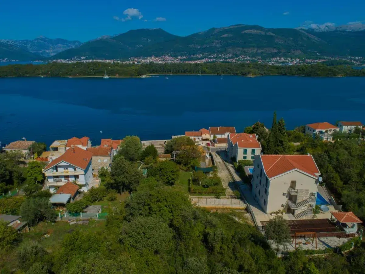 Pogled iz vazduha na obalu i more u okruženju prirode.