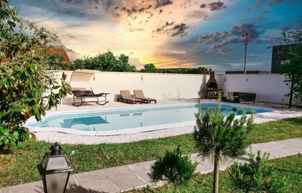 Prodaja, kuća, 280m², Zemun Ugrinovci, Zemun Sve Podlokacije