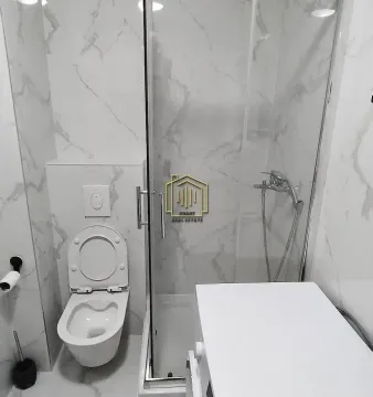 Moderne kupatilo sa tuš kabinom, WC šoljom i mermernim pločicama. - image 12