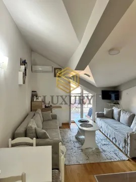 Dnevna soba sa kosim plafonom, dvosedima, stočićem i izlazom na terasu. - image 7