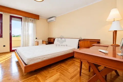 Namještena spavaća soba sa drvenim krevetom i radnim stolom. - image 30