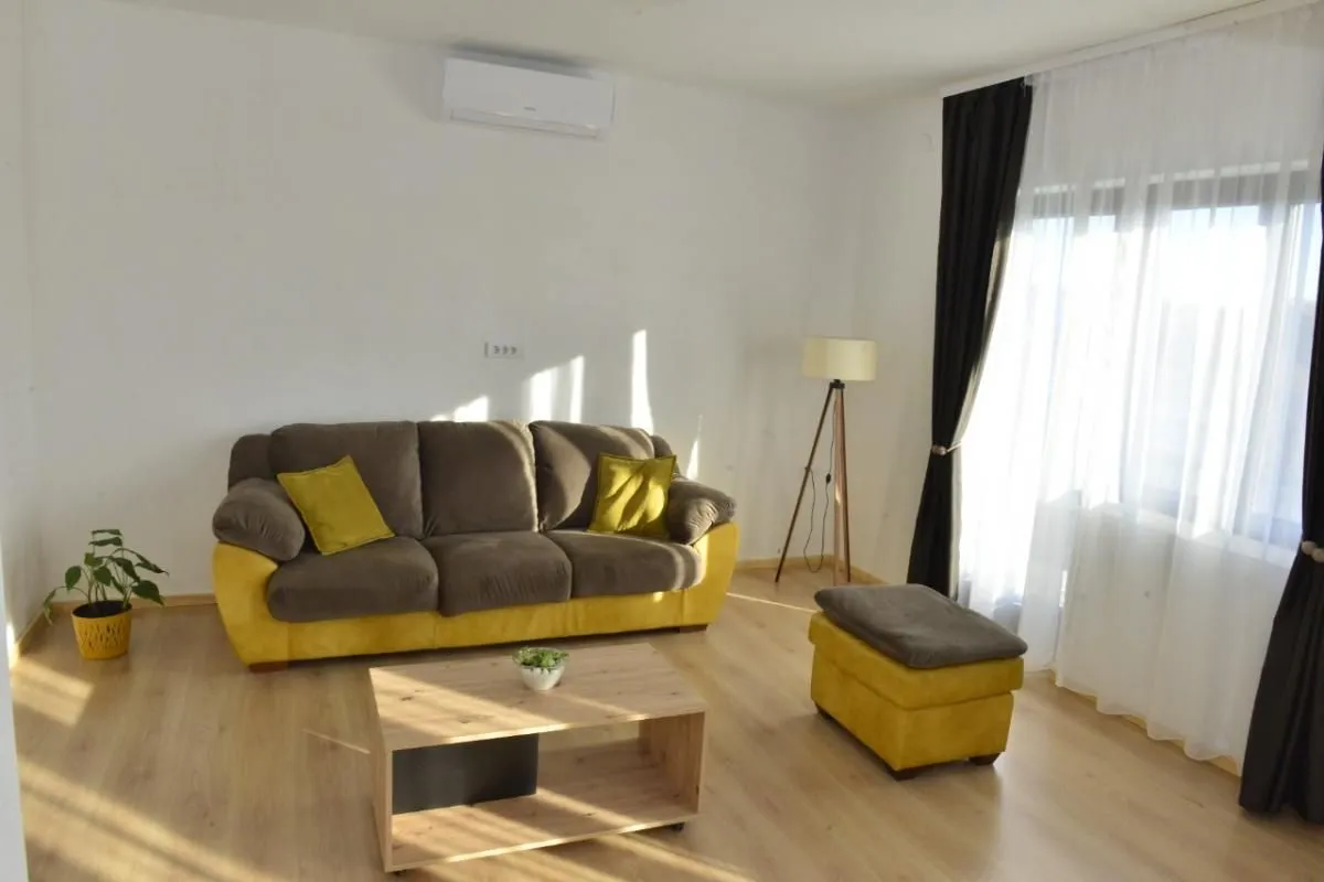 Izdavanje, četvorosoban stan, 218m², Kotor, Crna Gora