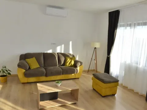 Izdavanje, četvorosoban stan, 218m², Kotor, Crna Gora - image 2