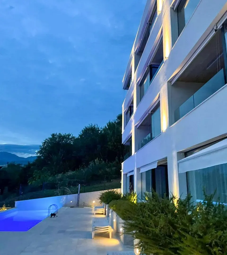 Izdavanje, dvosoban stan, 159m², Tivat, Crna Gora