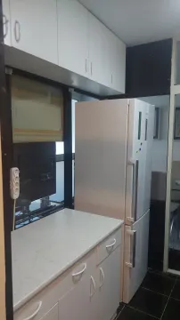 Kuhinjski elementi i frižider u svijetlim tonovima. - image 14