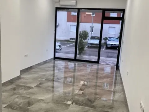 Izdavanje, poslovni prostor, 28m², Tuški Put, Podgorica - image 4