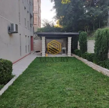 Dvorište zgrade sa travnjakom i natkrivenom terasom. - image 6