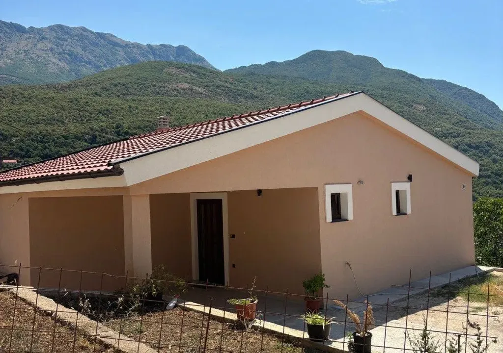 Izdavanje, kuća, 100m², Sutvara, Kotor