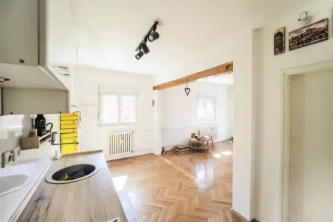 Pogled iz kuhinje prema dnevnom boravku sa parketom. - image 8