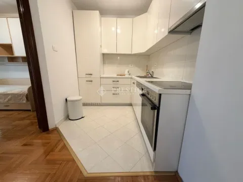 Small white kitchen with built-in oven and hob. - image 5