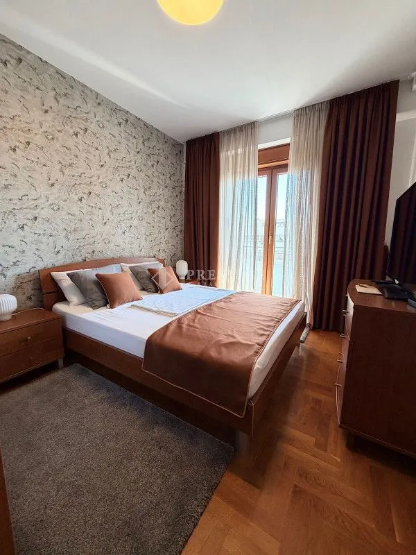 Furnished bedroom with a double bed, wardrobe, and access to the terrace.