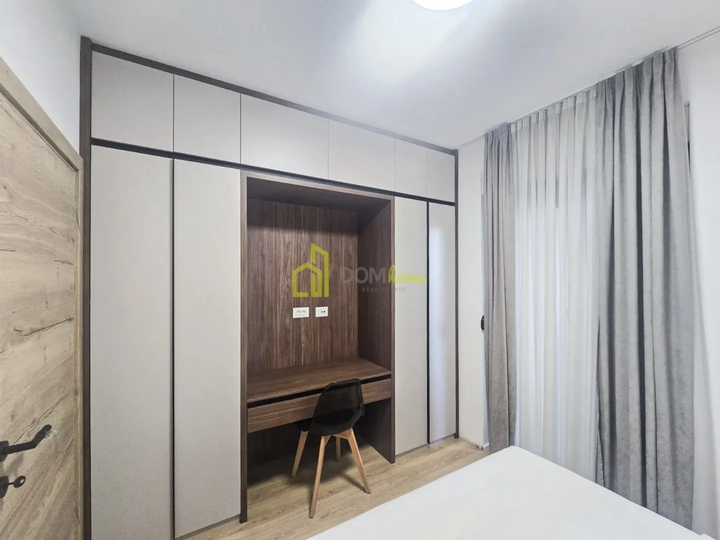 Bedroom with a built-in wardrobe and a desk.