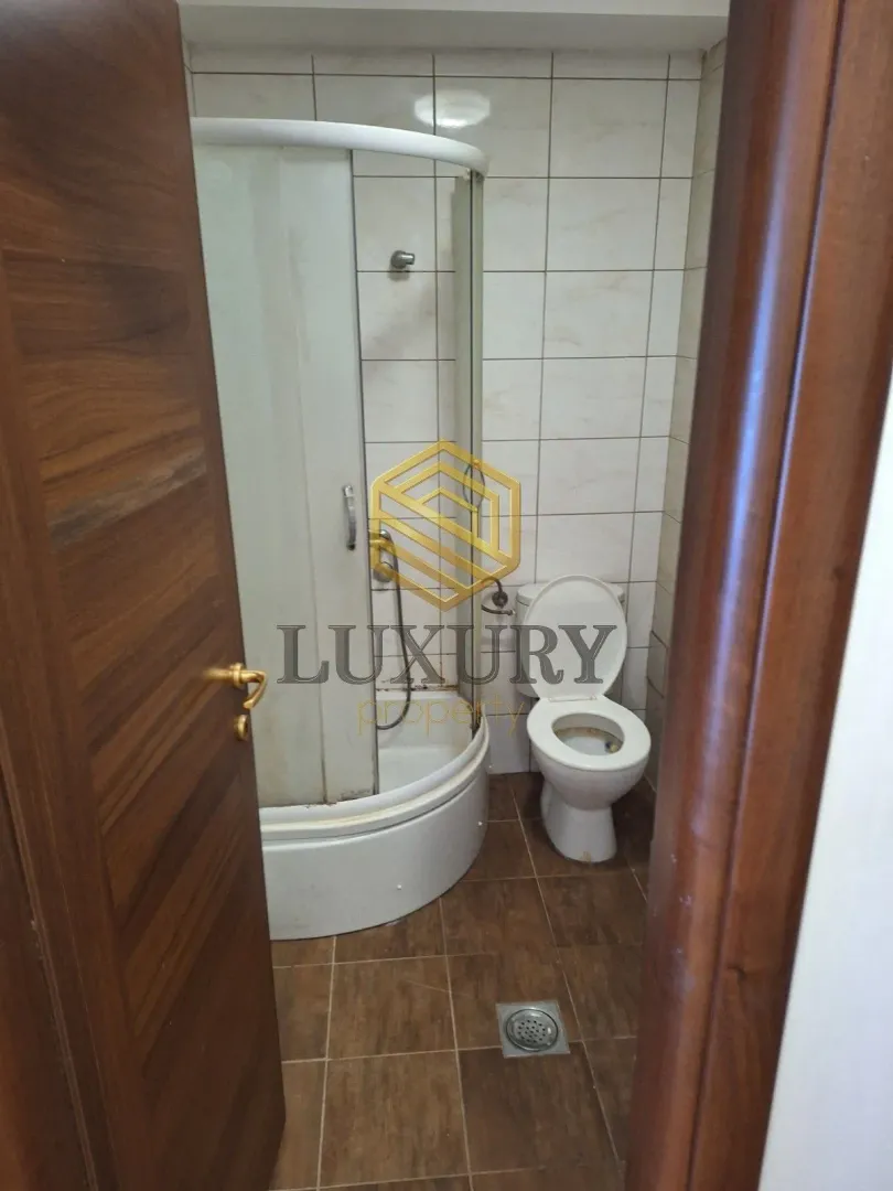 Small bathroom with a shower cabin and sanitary facilities.