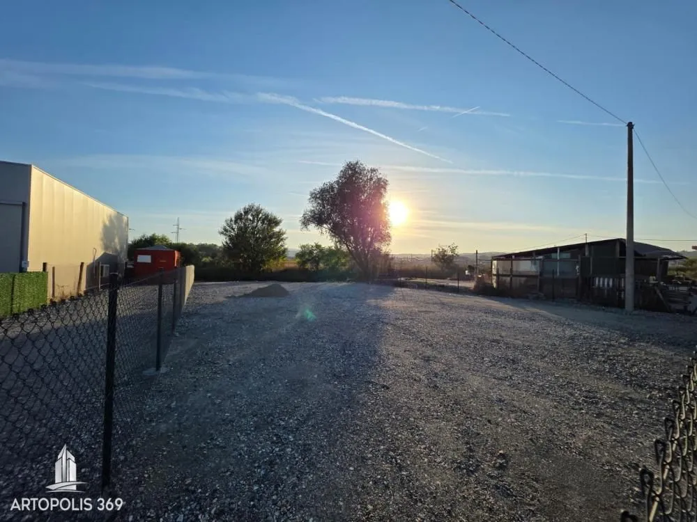 Ograđeno dvorište sa šljunkovitom podlogom i pogledom na okolinu.