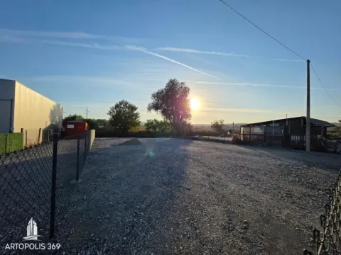 Ograđeno dvorište sa šljunkovitom podlogom i pogledom na okolinu. - image 5