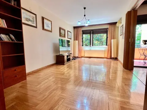 Izdavanje, kuća, 215m², Gorica C, Podgorica - image 1