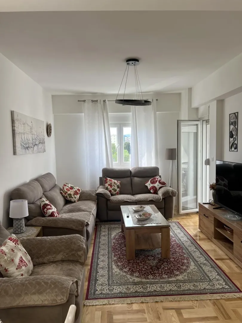 Bright and tidy living room with a seating set.
