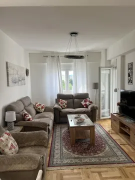 Bright and tidy living room with a seating set. - image 3