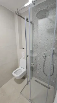 Moderno opremljeno kupatilo sa tuš kabinom i ugradnom šoljom. - image 7