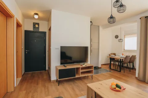Dnevna soba sa televizorom i trpezarijom u pozadini. - image 3