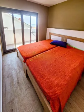 Spavaća soba sa bračnim krevetom i izlazom na terasu. - image 16