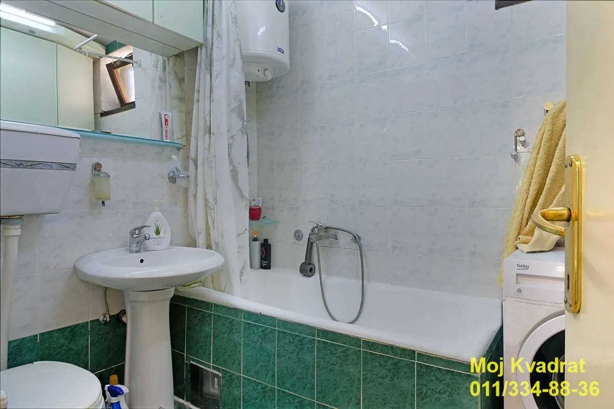Kupatilo sa kadom, umivaonikom, WC šoljom i veš mašinom.