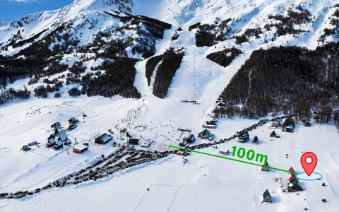 Pogled iz vazduha na snježni pejzaž sa vikendicama i skijaškom stazom. - image 5