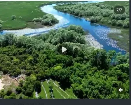 Aerofotografija prirodnog pejzaža sa rijekom i gustom vegetacijom. - image 4
