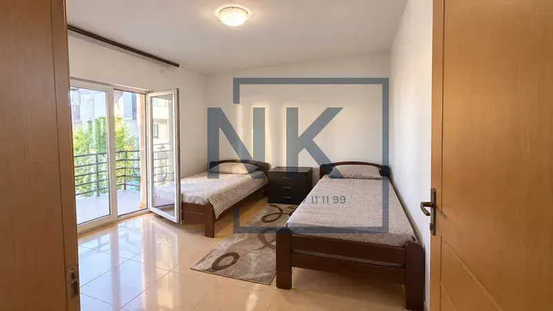 Bedroom with two single beds and access to the terrace.