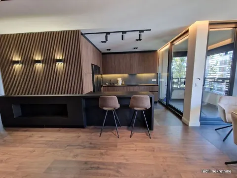Moderna kuhinja sa šankom i drvenim zidnim panelima. - image 3