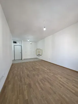 Prazna soba sa drvenim podom i bijelim zidovima. - image 3