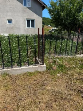 Dvorište sa ogradom i pogledom na dio kuće. - image 3
