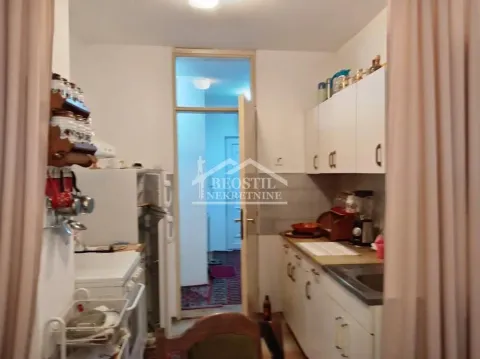 Manja kuhinja sa belim elementima i prolazom u hodnik. - image 6