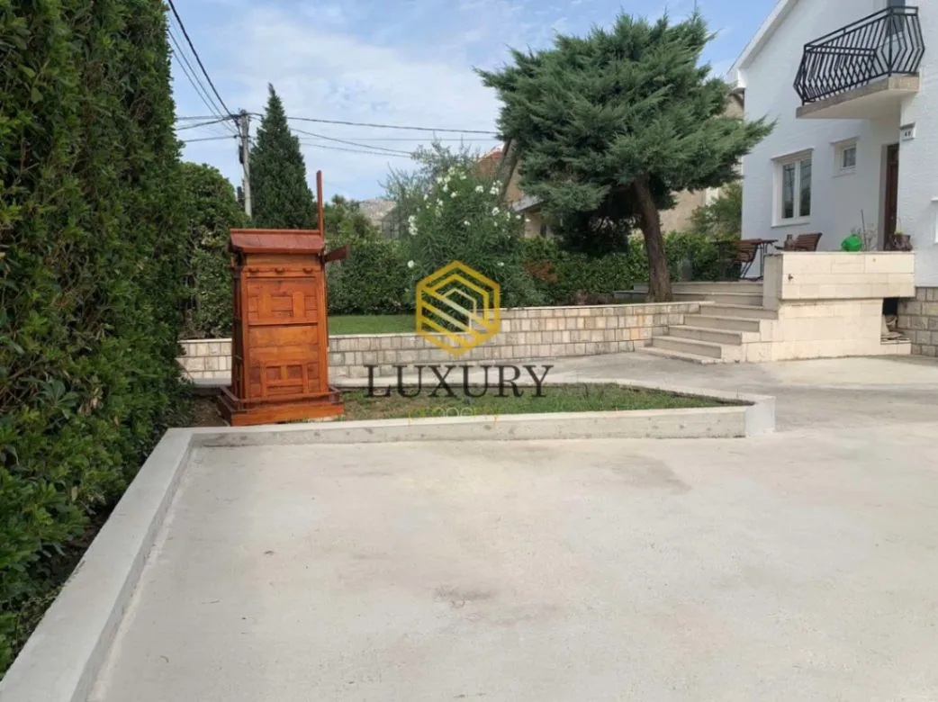 Izdavanje, kuća, 250m², Zagorič, Podgorica