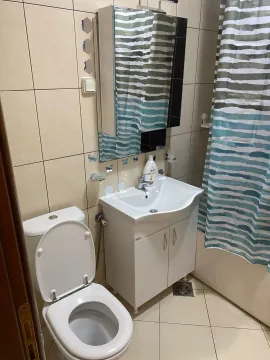 Manje kupatilo sa umivaonikom, ormarićem, ogledalom i WC šoljom. - image 10