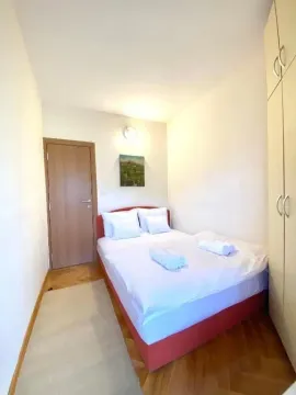 Svijetla spavaća soba sa bračnim krevetom i ugradnim ormarom. - image 13