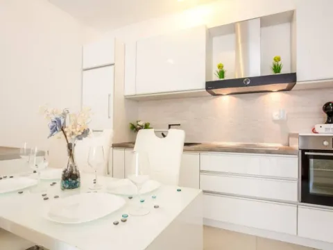 Rent, one bedroom apartment, 52m², Rafailovići, Budva - image 5