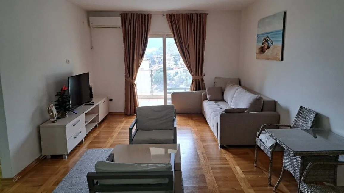 Izdavanje, dvosoban stan, 80m², Pržno, Budva
