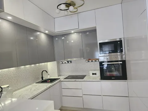 Moderna kuhinja sa bijelim i sivim elementima i ugradnim uređajima. - image 7