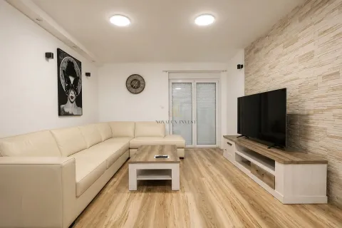 Moderna dnevna soba sa velikom ugaonom garniturom, televizorom i dekorativnim zidom. - image 3