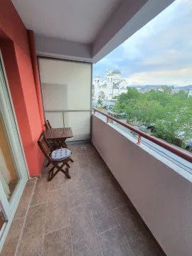 Balkon sa drvenim stolom i stolicama i pogledom na Saborni hram. - image 8