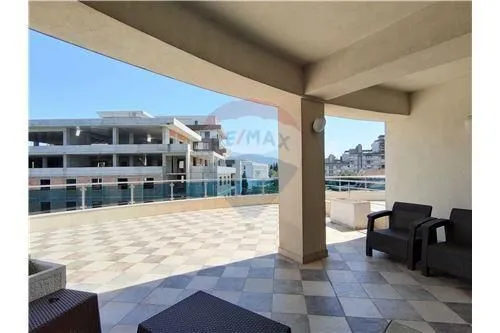 Izdavanje, dvosoban stan, 125m², Centar, Podgorica