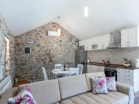 Izdavanje, kuća, 80m², Đuraševići, Tivat - image 8