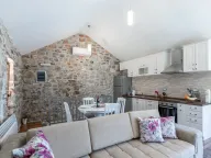 Izdavanje, kuća, 80m², Đuraševići, Tivat - image 8