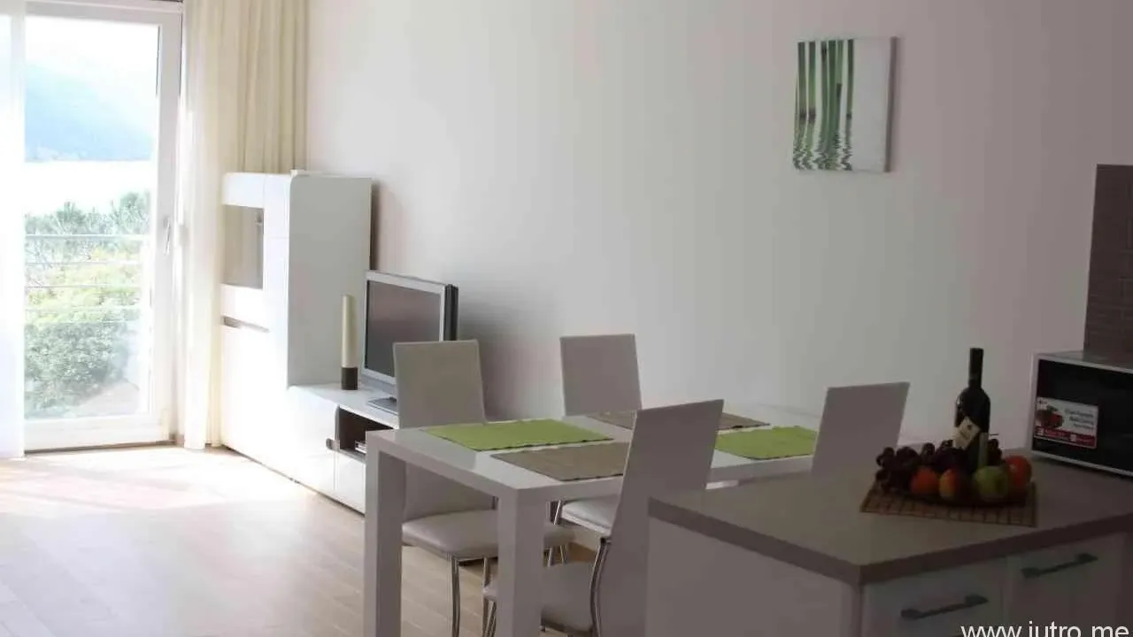 Prodaja, dvosoban stan, 108m², Dobrota, Kotor